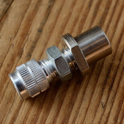 Stellschraube M6, Aluminium, L=18/9mm, D_innen=5.8/2.2mm, Zugaufnahme rund/gerändelt, incl. Buchse 