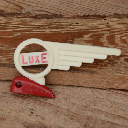 Schutzblechfigur "LUXE",  Kunststoff, für Schutzblech Überlaufstrebe, orig. Altbestand 