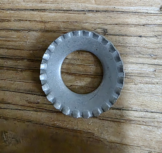 Unterlegscheibe/Sicherungsscheibe, gewölbt und gezahnt für sicheren Halt, Ausführung f. Hinterrad, D: 10,5 mm, 1 Stück 