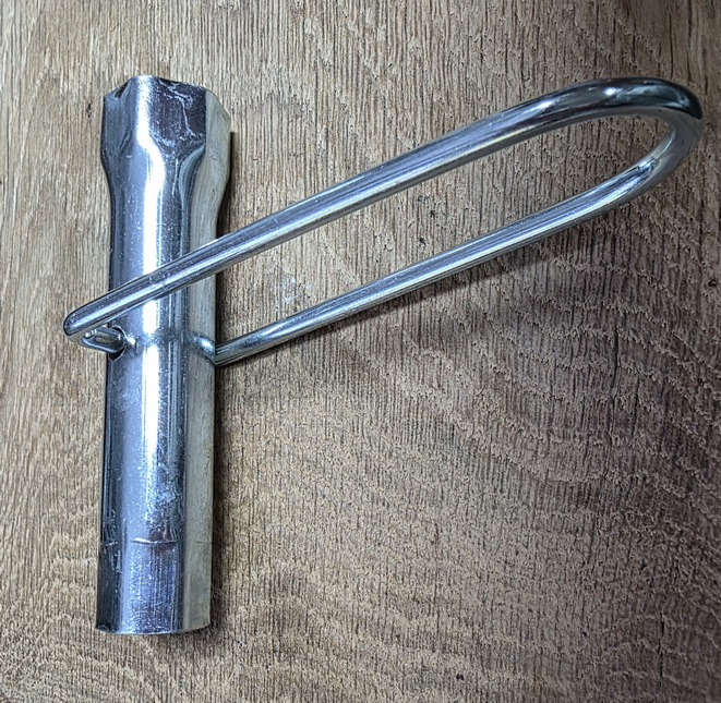 Kerzenschlüssel, klappbar, glanzverzinkt, passend f. Standardkerzen 14 mm, NOS aus deutscher Produktion. 