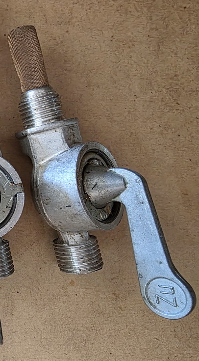 Benzinhahn KARCOMA, tankseitig R1/4Zoll (ca. 13 mm) mit R1/4Zoll Anschluß abgangsseitig, o. Reserve 