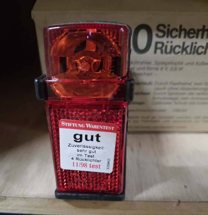 Rücklicht BUMM, orig. 90er Jahre , hochwertige Ausf. "made in germany" , Unterteil  Kunststoff schwarz, Schutzblechmontage   