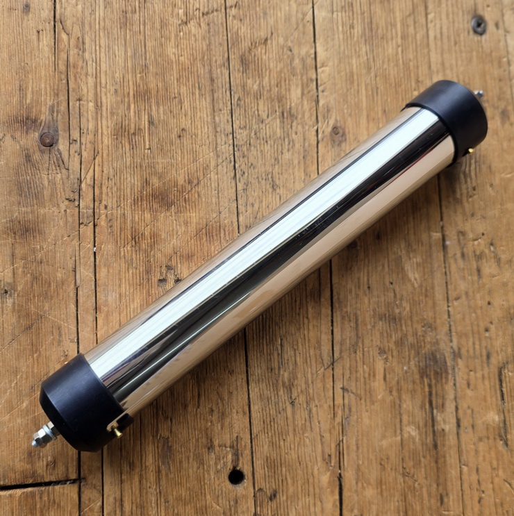 Batterierohr verchromt, passend für Standlicht/Sachs 98 ccm MotorfahrrädBatterierohr mit schwarzen Deckeln, 4 x 1.5 V Monozelle, 6 Volt 