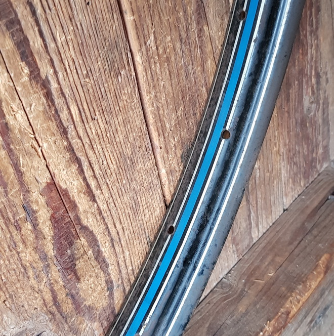 Drahtfelge 28 x 1,75 , Breite 35 mm, blau-weiß doppel  liniert, Bohrdurchmesser 4,2, NOS mit lagerungsbedingter Patina 