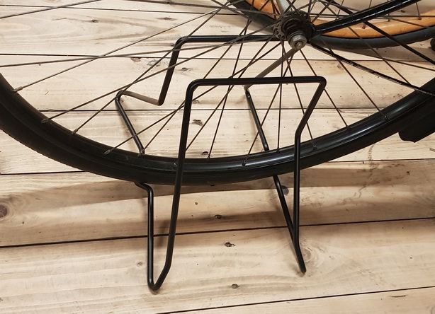 Ausstellungs Ständer, Stahl schwarz, graziles, patentiertes Modell für 28" Fahrradklassiker. 