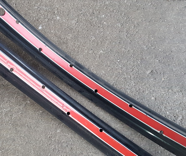 Drahtfelgensatz 26 x 1,75, 36-loch, Breite ca. 35 mm, schwarz, Linierung rot weiß, NOS! 