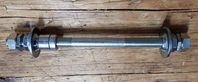 Achse Hinterrad, Rennrad, Sportrad mit Kettenschaltung,  L=165 mm, FG 9,5mm, incl. Konen u. Achsmuttern     