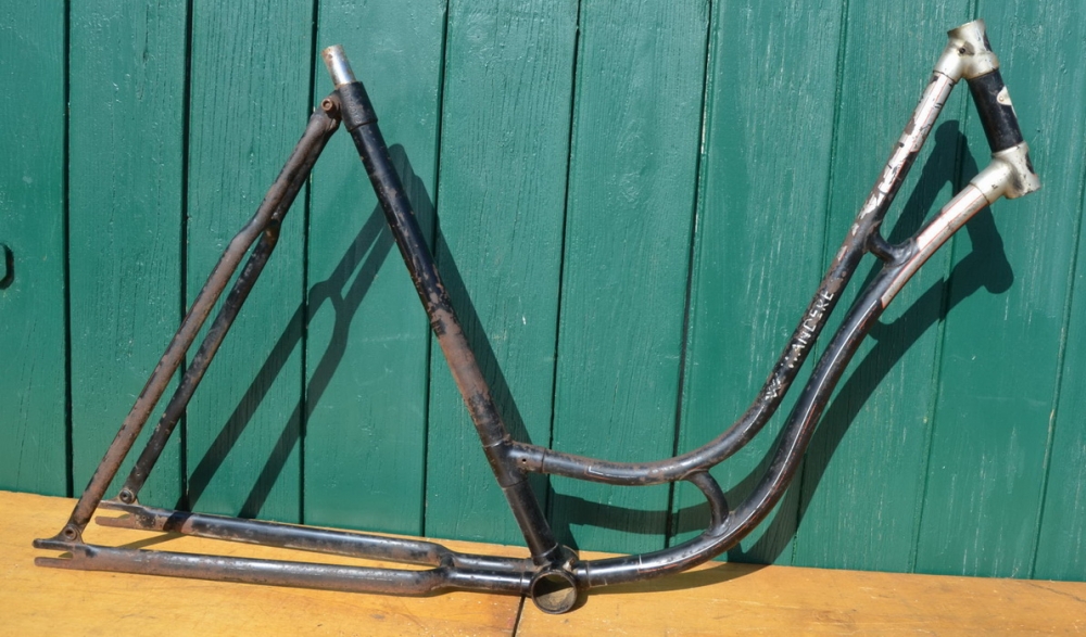 Fahrradrahmen "Wanderer", Damenausführung, 28 Zoll, 30er Jahre, Linierung rot/weiß, mit Patina 