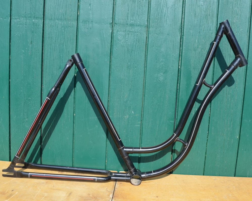 Fahrradrahmen Fabrikant unbekannt, Damenausführung, 28 Zoll, Linierung rot/weiß 