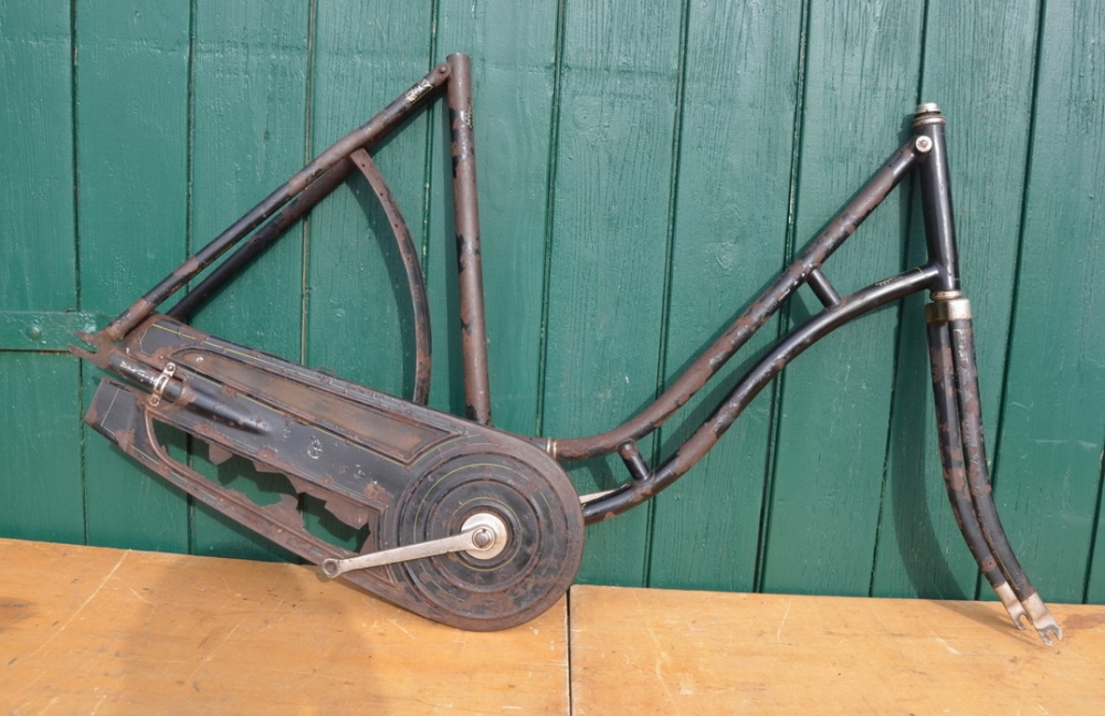 Fahrradrahmen Damenausführung 28 Zoll, 10er Jahre, mit Zelluloid-Kettenkasten 