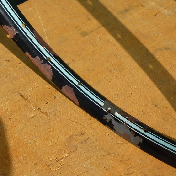 Wulstfelge 26 x 1,5, Linierung hell-türkis, mit Patina, Breite 33 mm, 36-loch, Ventilbohrung 8,5 mm 