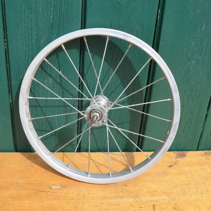 Laufrad vorn 16 x 1,75 (22-305) Alu, Ventilbohrung 8,5 mm, Breite 26 mm 