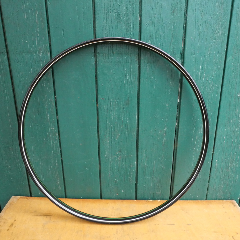 Wulstfelge 28 x 1,5, Linierung grün/weiß, 36-loch, Breite ca. 32 mm, NOS 