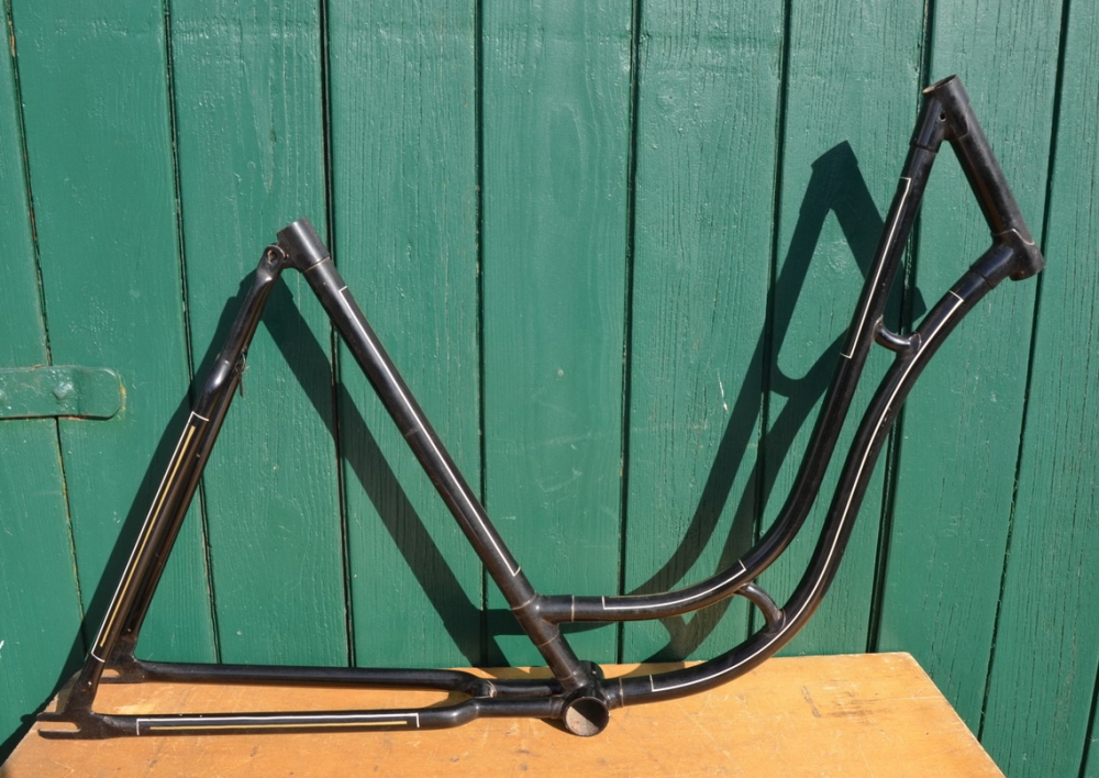 Fahrradrahmen Damenrad, 28 Zoll, Fabrikat unbekannt. Vor Jahrzehnten neu lackiert und handliniert 
