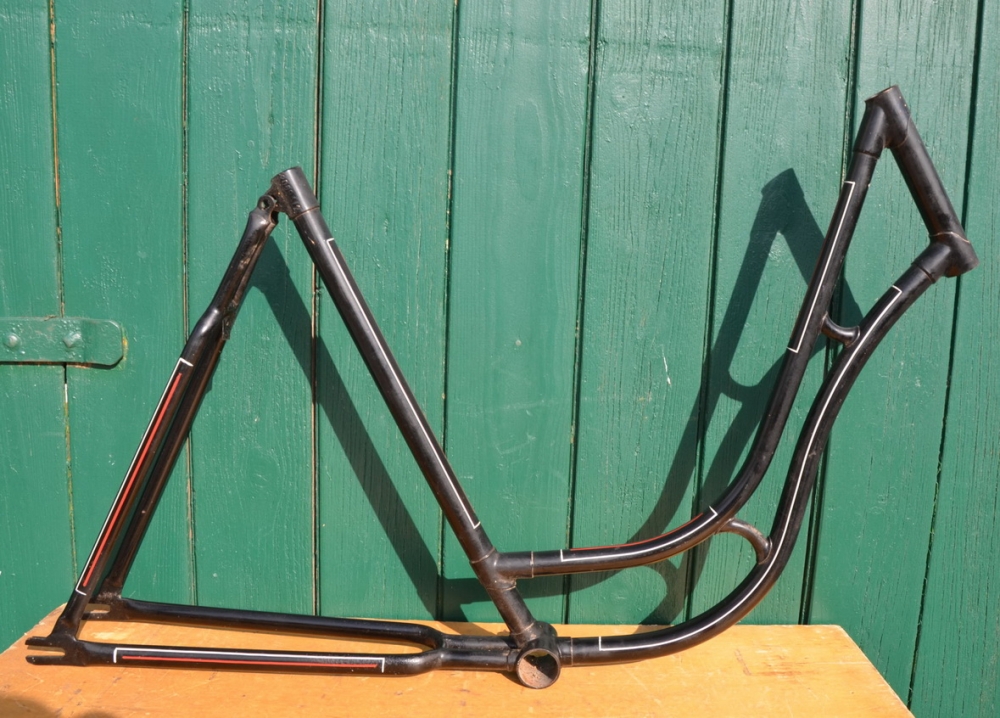 Fahrradrahmen Damenrad 28 Zoll, Fabrikat unbekannt. Vor Jahrzehnten neu lackiert und handliniert, 