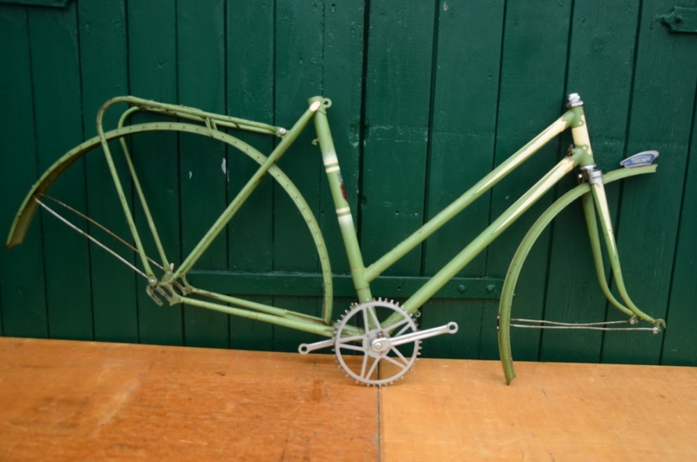 Fahrradrahmen "Triumph" mit Schutzblechsatz, Schutzblechfigur und Gepäckträger 