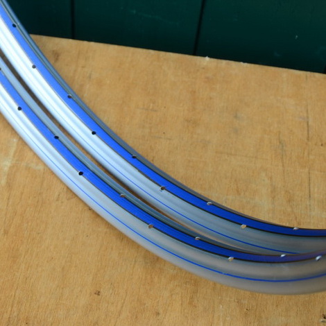 Felgensatz 26 x 1,75, 50er/60er Jahre, silber lackiert, blau-gold liniert, NOS mit leichter Patina. 