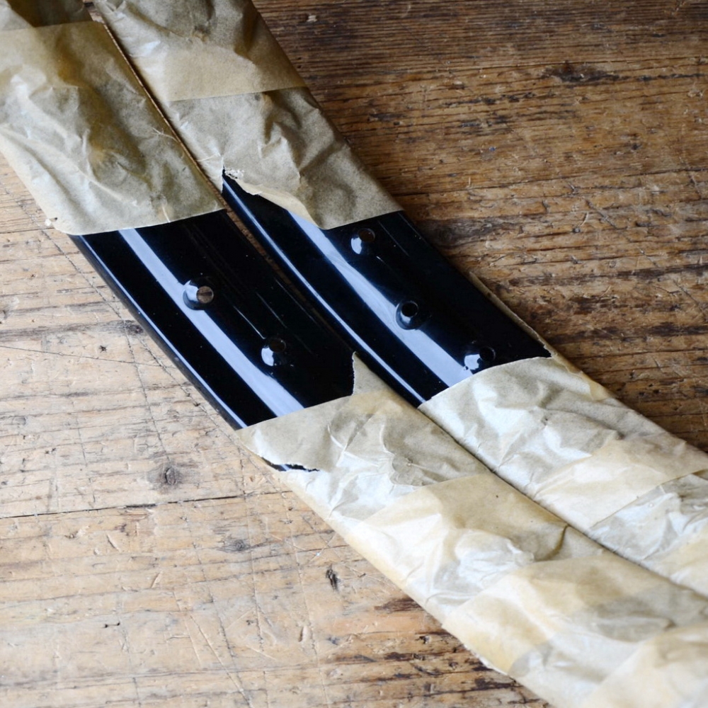 Felgensatz 1.50-16 (20 x 2,50/75) , 36 Loch, schwarz lackiert, NOS 