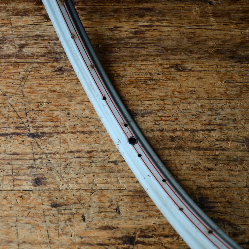 Felge 26 x 2,00, (2-22) rot liniert, Breite 39 mm, Bohrdurchmesser 4,4 mm      