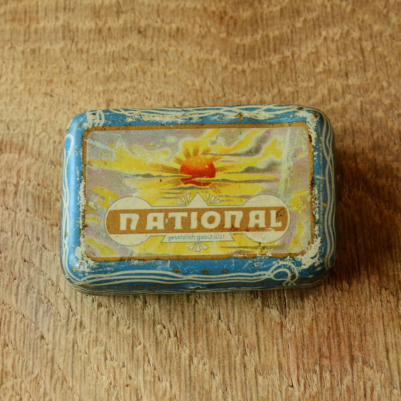 Flickzeug Blechdose "NATIONAL" orig. 30er Jahre, 59 x 41 x 18 mm, ohne Inhalt 