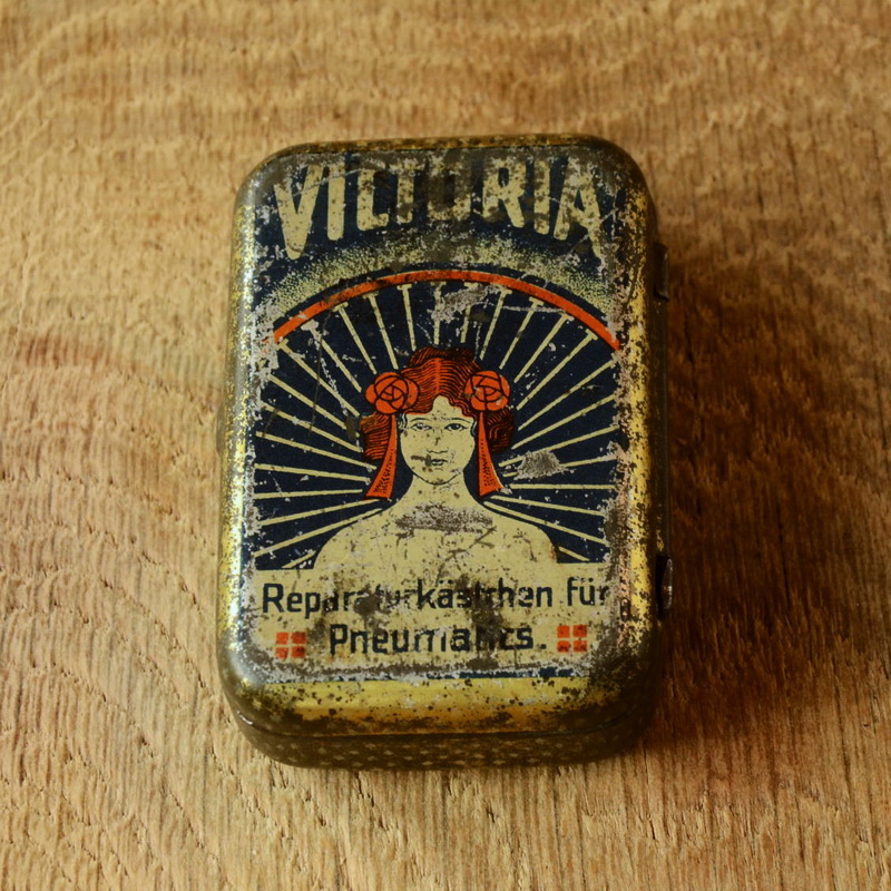 Flickzeug Blechdose "VICTORIA" orig. 20er Jahre, 68 x 46 x 22 mm, ohne Inhalt 