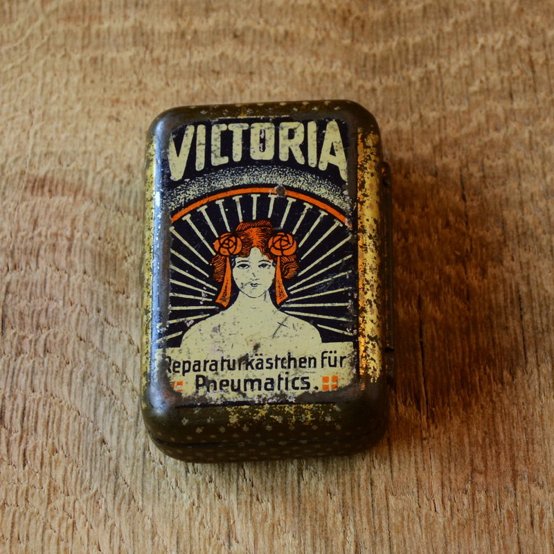 Flickzeug Blechdose "VICTORIA" orig. 20er Jahre, 59 x 39 x 19 mm, ohne Inhalt  