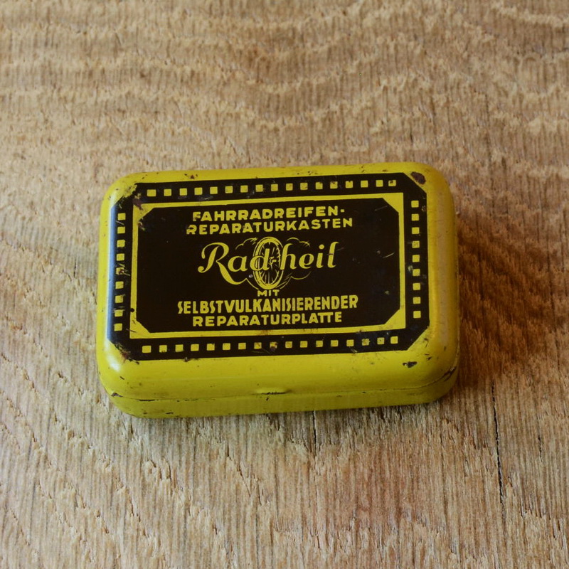 Flickzeug Blechdose "RAD-HEIL" orig. 30er Jahre, 58 x 39 x 18 mm, ohne Inhalt  