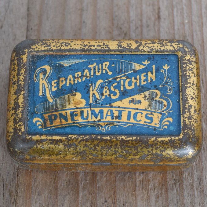 Flickzeug Blechdose "FÜR PNEUMATICS" orig. 20 er Jahre, 58 x 39 x 19 mm, ohne Inhalt 
