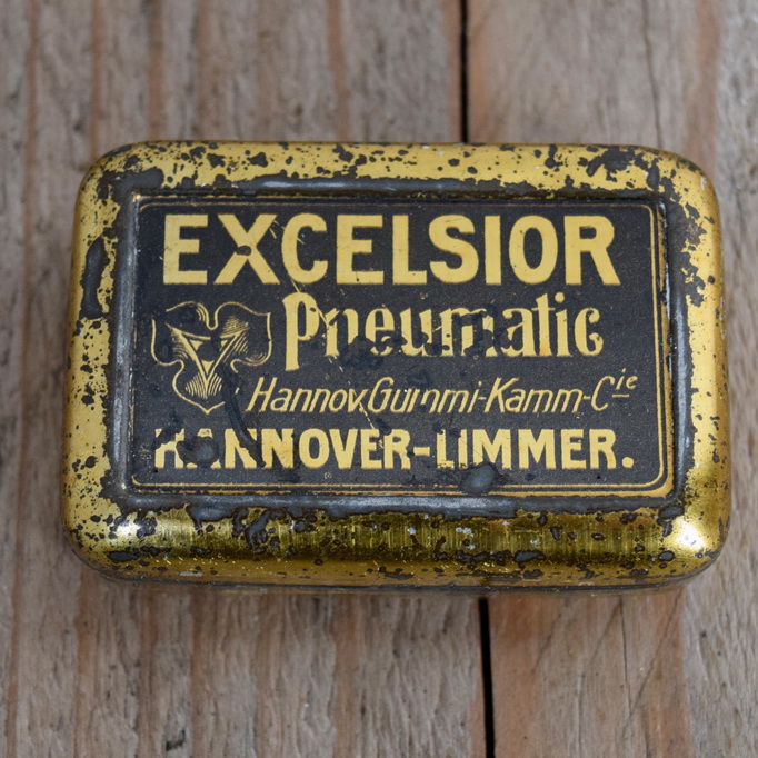 Flickzeug Blechdose "EXCELSIOR PNEUMATIC" orig. 20 er Jahre, 58 x 39 x 18 mm, ohne Inhalt 