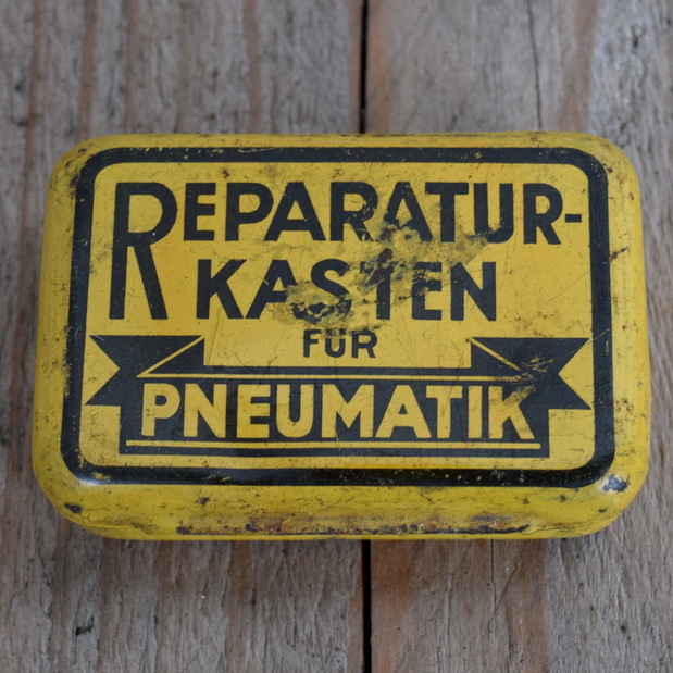 Flickzeug Blechdose "FÜR PNEUMATIK" orig. 20 er Jahre, 59 x 39 x 17 mm, ohne Inhalt 