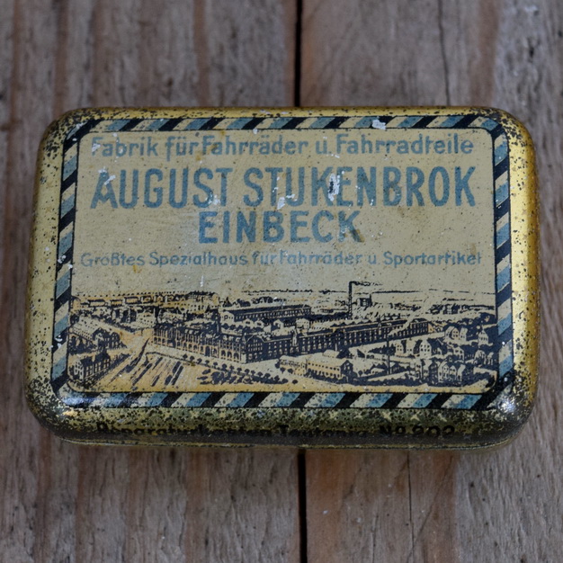 Flickzeug Blechdose "AUGUST STUKENBROK EINBECK" orig. 20 er Jahre, 58 x 41 x 19 mm, ohne Inhalt 