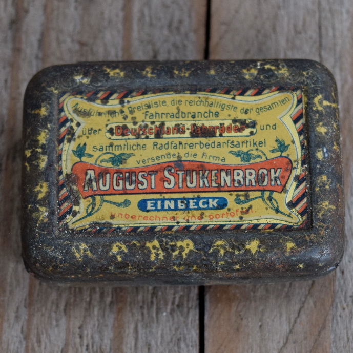 Flickzeug Blechdose "AUGUST STUKENBROK EINBROK" orig. 20 er Jahre, 47 x 33 x 15 mm, ohne Inhalt 