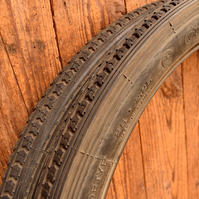 Paar Reifen Motorrad, CONTINENTAL, 26 x 2 x 2,25, 50er J., schwarz, 1x alte Neuware + 1x  gebraucht gem. Bildern gratis dazu 