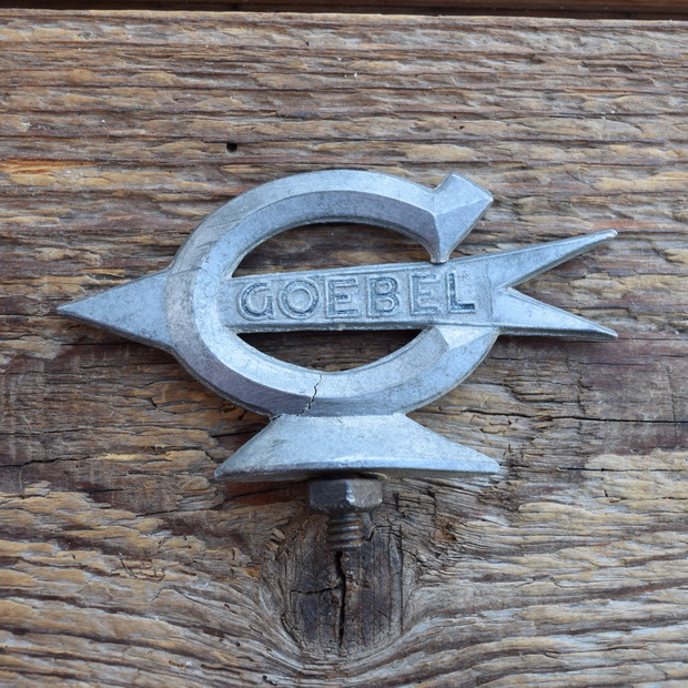 Schutzblechfigur GEOBEL, Alu Druckguss, orig. Altbestand 30-50er Jahre, Zustand siehe Bild 