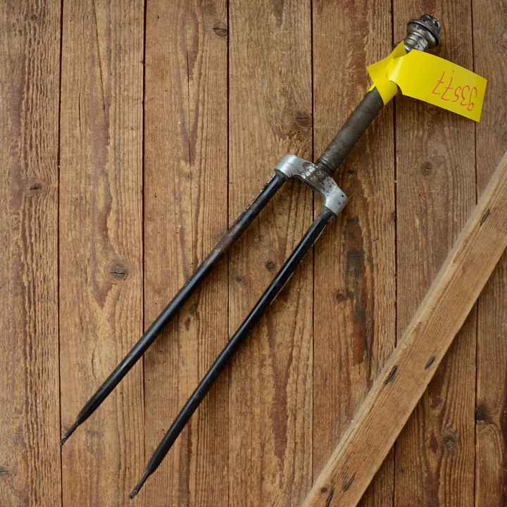 Gabel 28"orig. 30-50er J. unrestauriert, Schaftlänge 222 mm, Scheidenlänge 395 mm, Weite oben 59 mm, Zustand siehe Bilder  