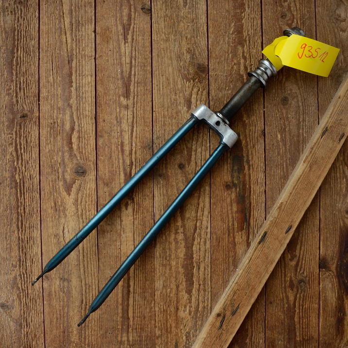 Gabel 28"orig. 50er J. unrestauriert, Schaftlänge 209 mm, Scheidenlänge 395 mm, Weite oben 59 mm, Zustand siehe Bilder  