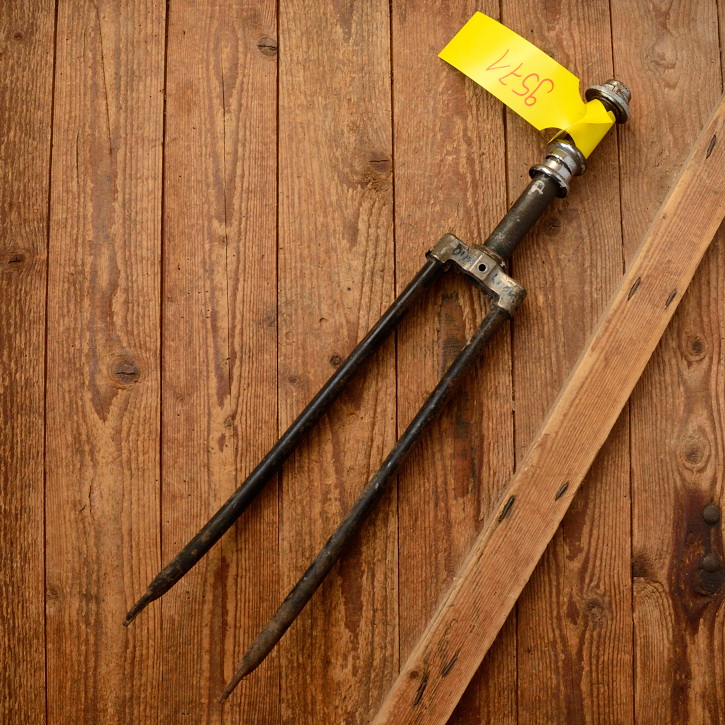 Gabel 28"orig. 50er J. unrestauriert, Schaftlänge 194 mm, Scheidenlänge 392 mm, Weite oben 62 mm, Zustand siehe Bilder  