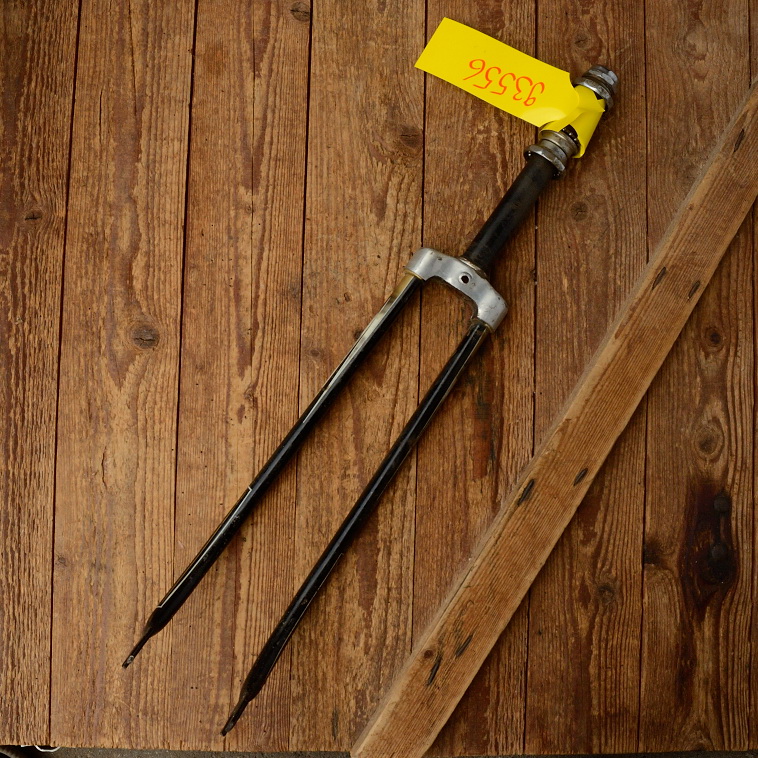 Gabel 28"orig. 50er J. unrestauriert, Schaftlänge 215 mm, Scheidenlänge 394 mm, Weite oben 60 mm, Zustand siehe Bilder  