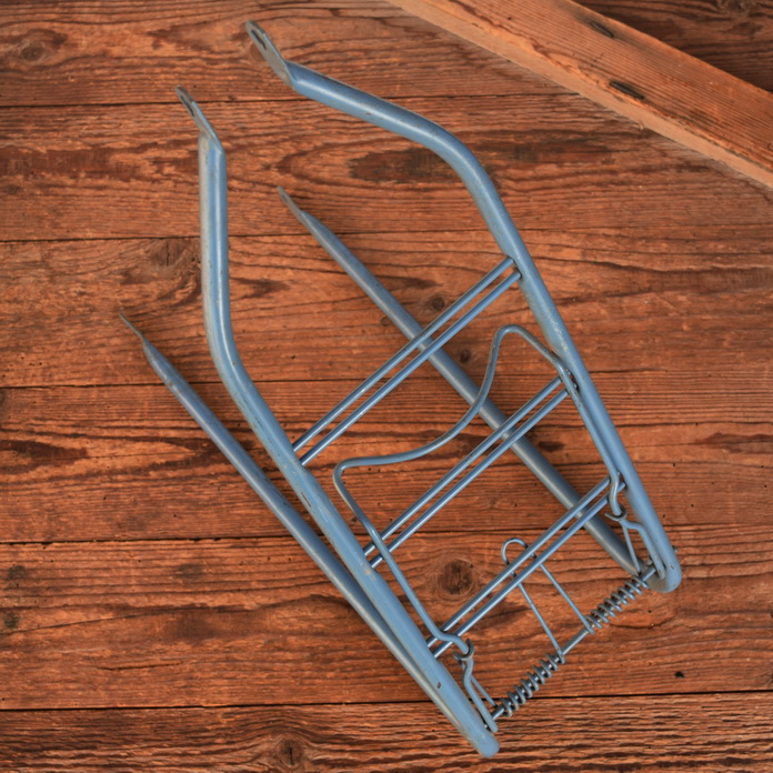 Gepäckträger, orig. 50er Jahre, unbenutzt mit lagerungsbedingter Patina s. Bilder, Breite 16cm, Höhe c.a. 31cm 