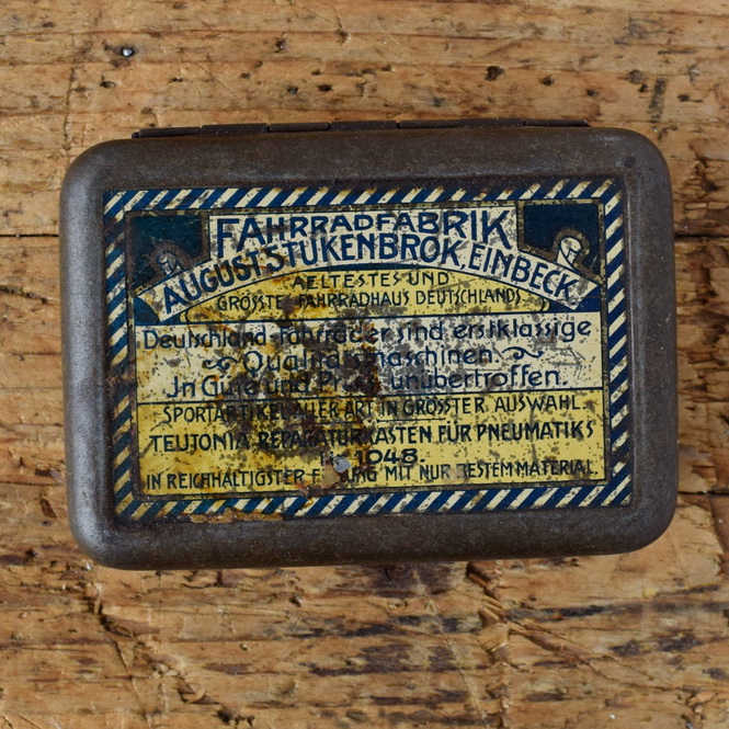 Flickzeug Blechdose "FAHRRADFABRIK AUGUSTENBROK" orig. 10er Jahre, 15 x 74 x 36 mm, für Motorräder und Fahrräder, ohne Inhalt 