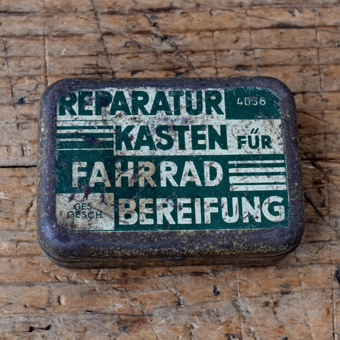Flickzeug Blechdose orig. 30er Jahre, 70 x 50 x 21 mm, ohne Inhalt 