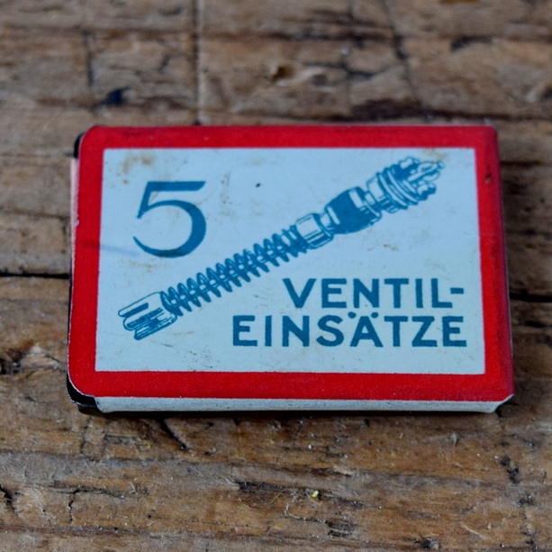 Blechdose "5 VENTIL EINSÄTZE" orig. 50er Jahre, 40 x 30 x 6 mm, mit Inhalt 