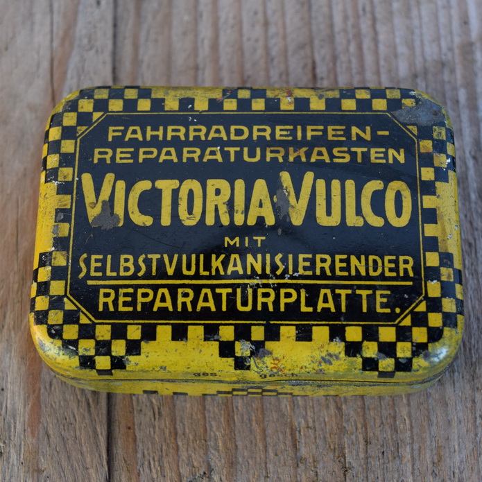 Flickzeug Blechdose "VICTORIA-VULCO" orig. 30er Jahre, 81 x 59 x 24 mm, ohne Inhalt 