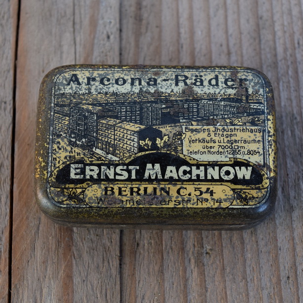 Flickzeug Blechdose "ARCONA-RÄDER ERNST MACHNOW" orig. 20er Jahre, 68 x 45 x 21 mm, ohne Inhalt 