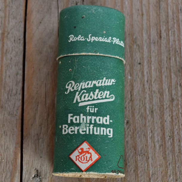 Flickzeug Pappdose "ROLA" orig. 30er Jahre, 87 x 36 x 27 mm, ohne Inhalt 