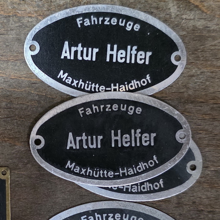 Händlerschild HELFER, 30-60er Jahre, 50 x 30 mm, Lochabstand 45 mm, original aus Sammlungsbestand 