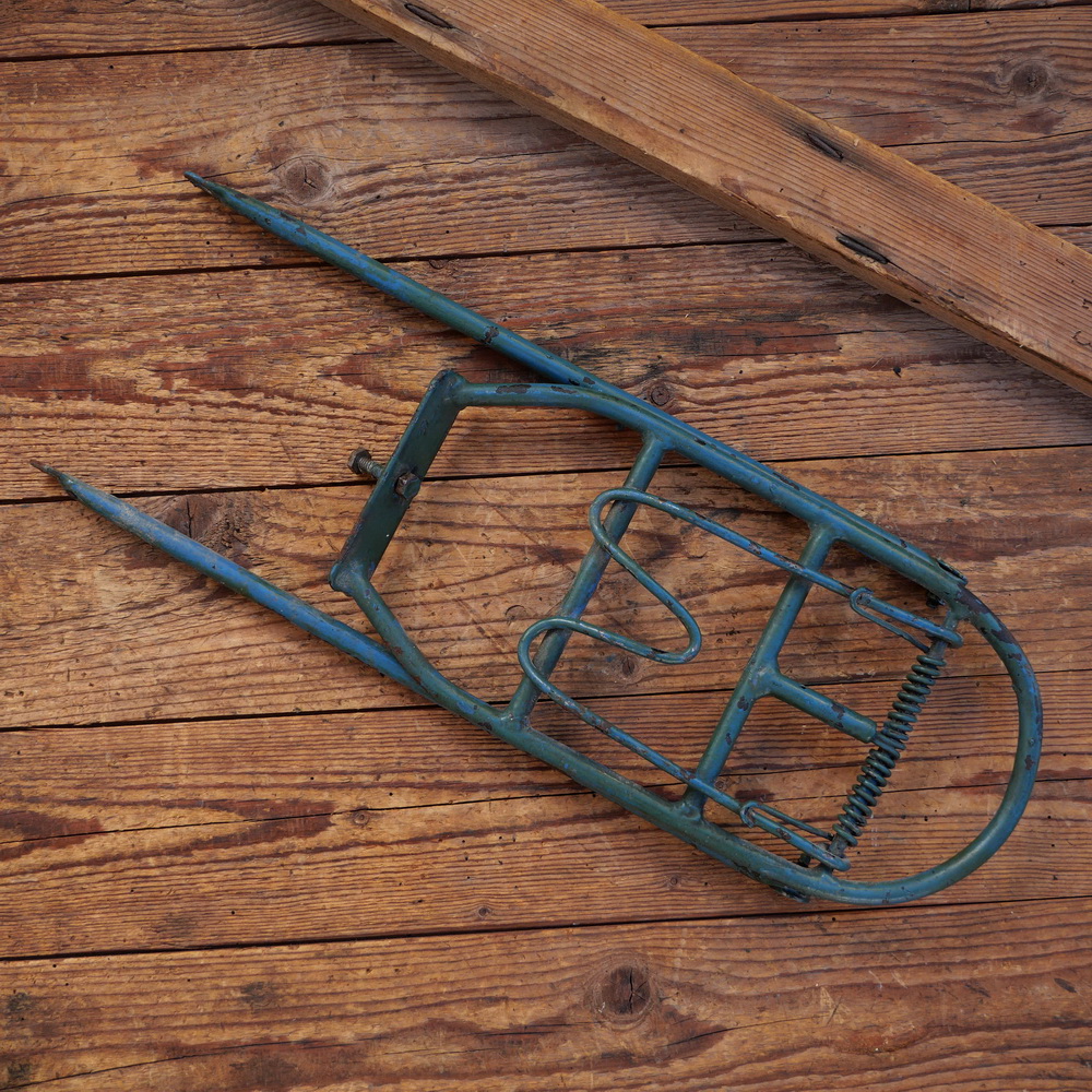 Gepäckträger, ca. 29 x 16cm, orig. 30er Jahre, blau/grün überstrichen, verstärkte Ausf., passend für 26er Fahrräder 
