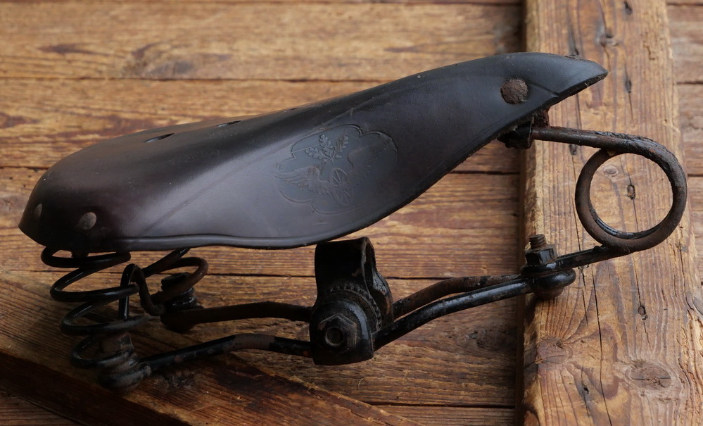 Sattel Herren, für Tourenrad, Leder, braun, Gestell lackiert, original 20er Jahre, NOS 