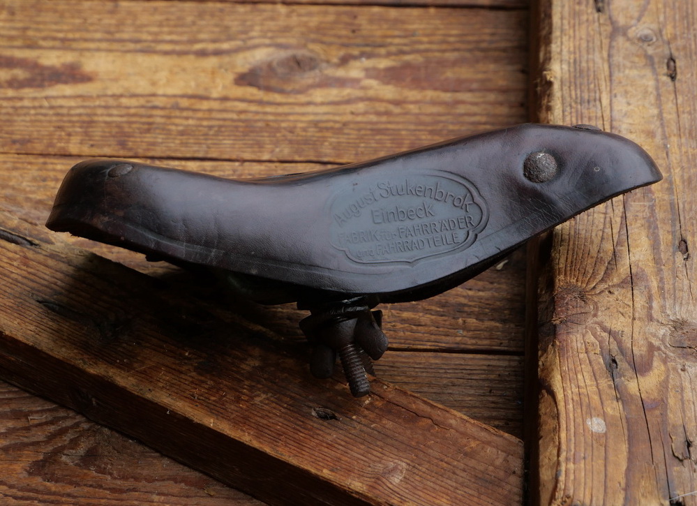 Sattel/Kindersitz STUKENBROK, für Oberrohrmontage, Leder, braun, Gestell vernickelt/lackiert, original 10er/20er J., gebr. 