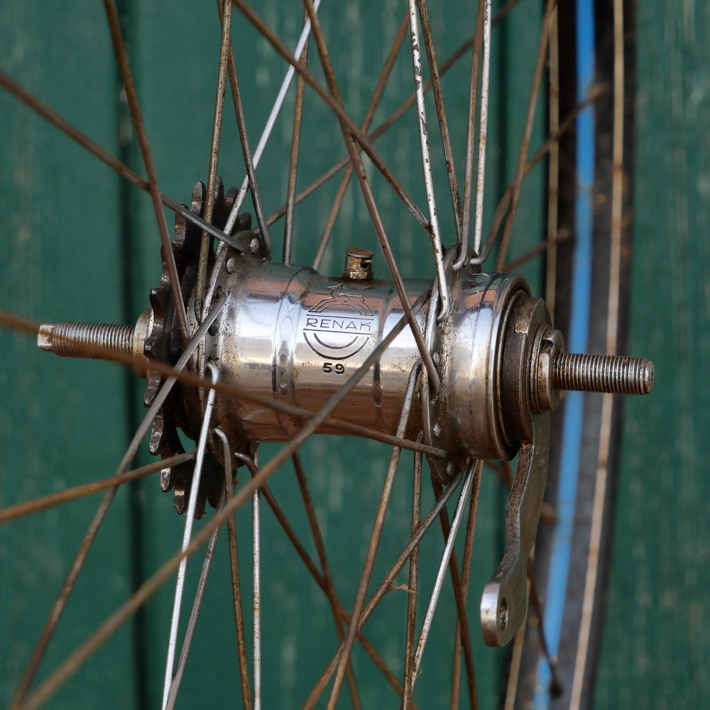 Hinterrad, 26 Zoll, mit Wulst-Felge, schwarz, Linien weiß/blau, 30er-50er J., Nabe RENAK, gebr. 